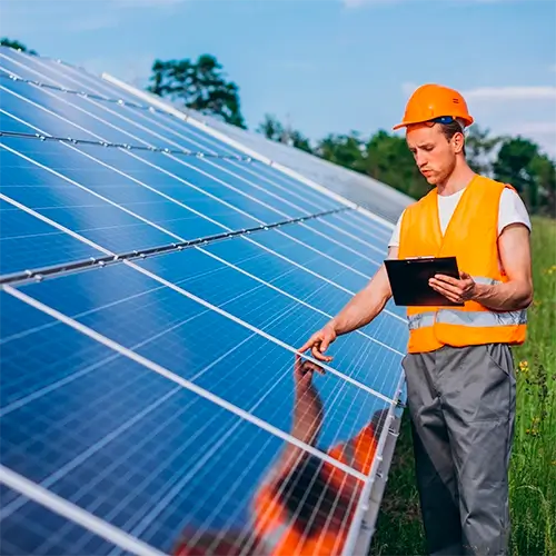Instalação de sistema de energia solar com FINAME, com técnico inspecionando painéis solares sob luz natural.