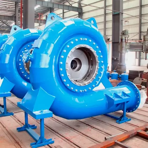 Turbina hidráulica azul, elegível ao FINAME, projetada para geração de energia em usinas hidráulicas, com dimensões comparáveis a uma pessoa.