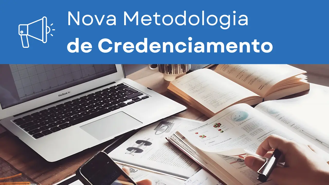 Essa imagem apresenta o texto: 'Nova Metodologia de Credenciamento FINAME' e mostra um MacBook Air com gráficos exibidos na tela. Na mesa, também há uma bela xícara de café, uma agenda e três livros abertos, com um deles sendo folheado por uma mão que segura uma caneta. No canto da imagem, é possível ver parte de um telefone celular.