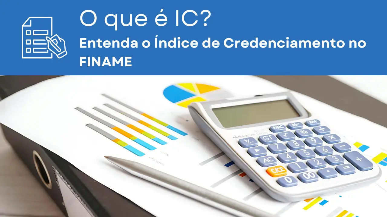Essa imagem apresenta o texto: 'O que é IC? Entenda o Índice de Credenciamento no FINAME' e mostra uma pasta do tipo AZ fechada, com uma impressão de gráficos sobre ela. Na impressão, há gráficos de barras e gráficos circulares. Também podemos ver uma calculadora simples e uma caneta prateada sobre a folha.