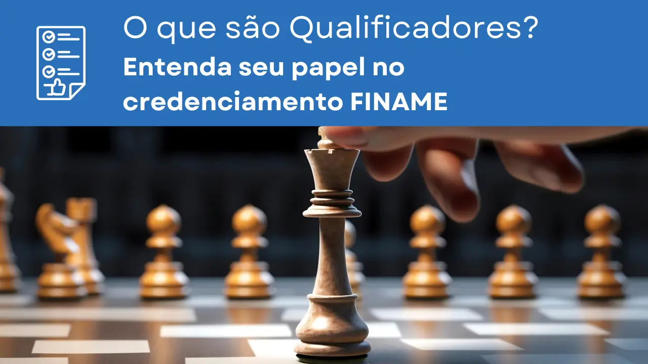 Essa imagem apresenta o texto: 'O que são Qualificadores? Entenda seu papel no credenciamento FINAME' e mostra um jogo de xadrez visto de forma horizontal. As peças são de madeira, e o tabuleiro apresenta algumas casas levemente desalinhadas. Uma mão toca suavemente a peça do rei, e ao fundo vemos 5 peões, 1 torre, 1 cavalo e parcialmente o que parece ser um bispo.